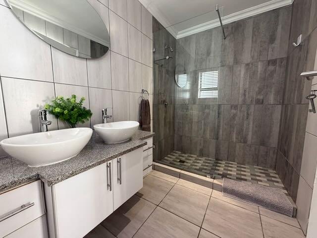 5 Bedroom Property for Sale in Reebok Western Cape